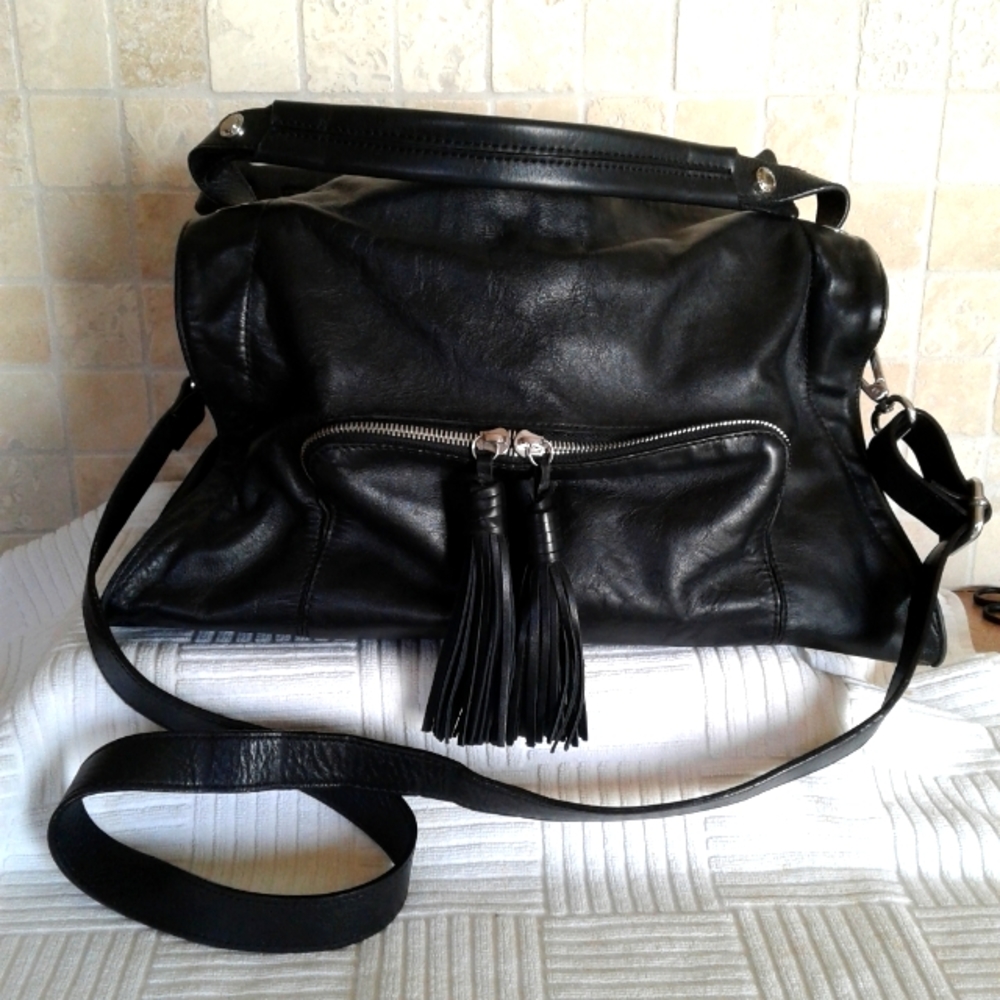 SANDRO PARIS ADEL/ABSINTHE black leather bag with tassels.